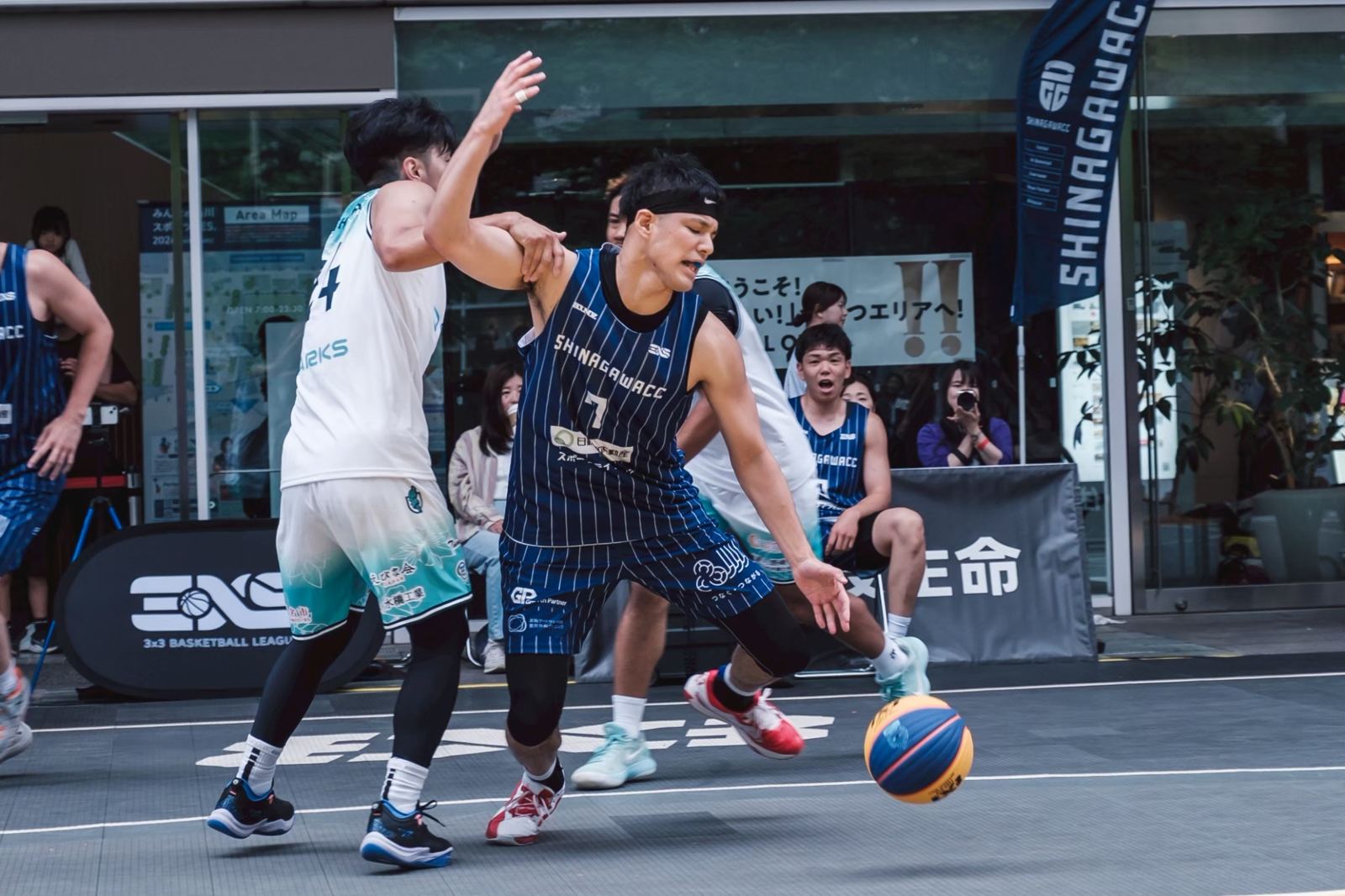 ゴール下で競り合う3x3の攻防