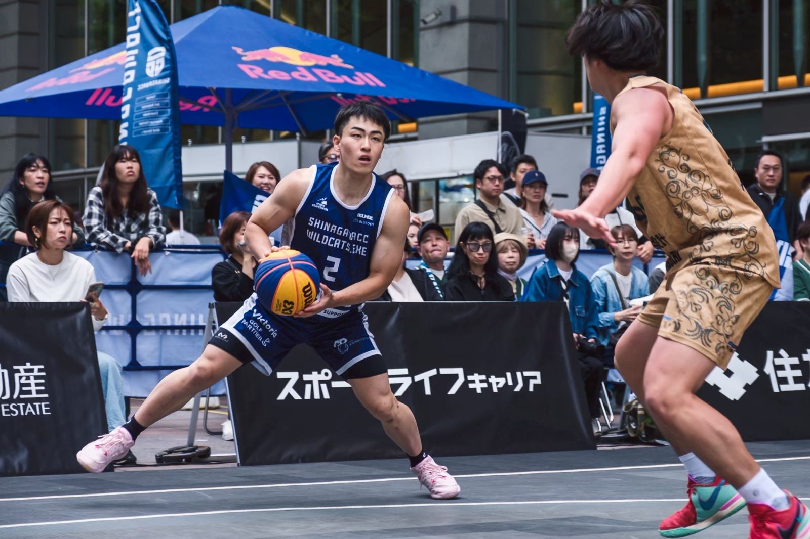 観客の前で1対1を仕掛けるSHINAGAWACCの選手