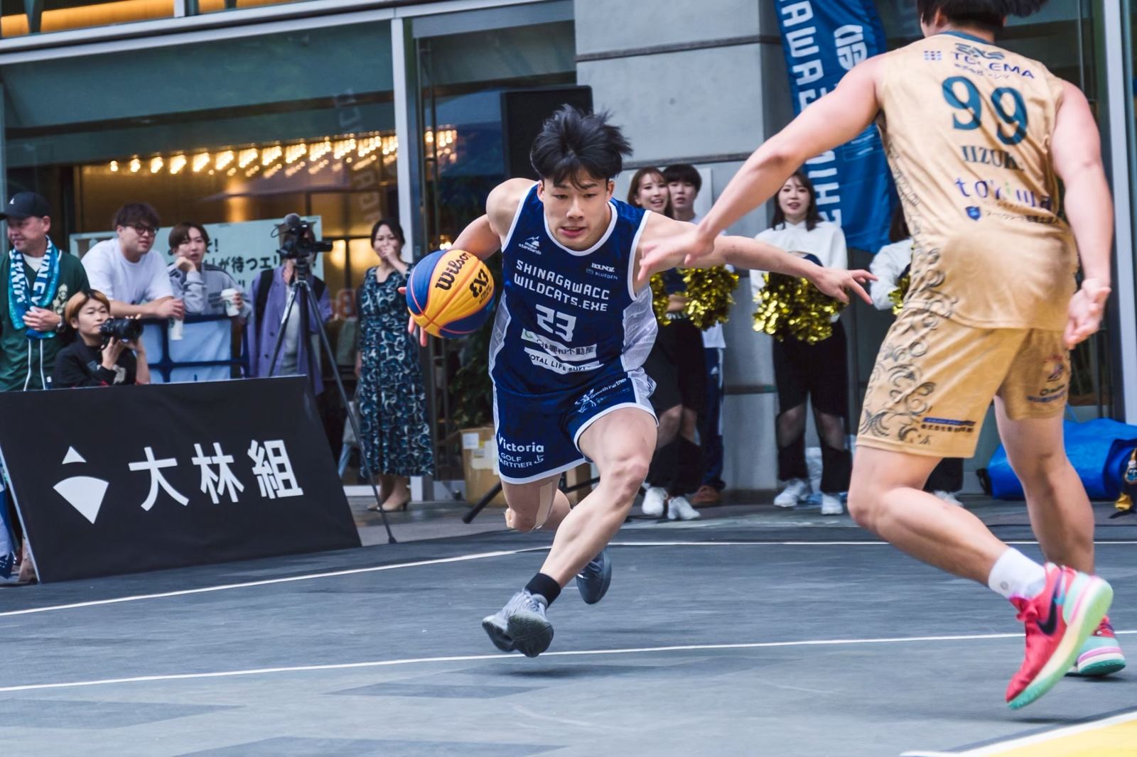 ディフェンスをかわしてドライブするSHINAGAWACCの選手